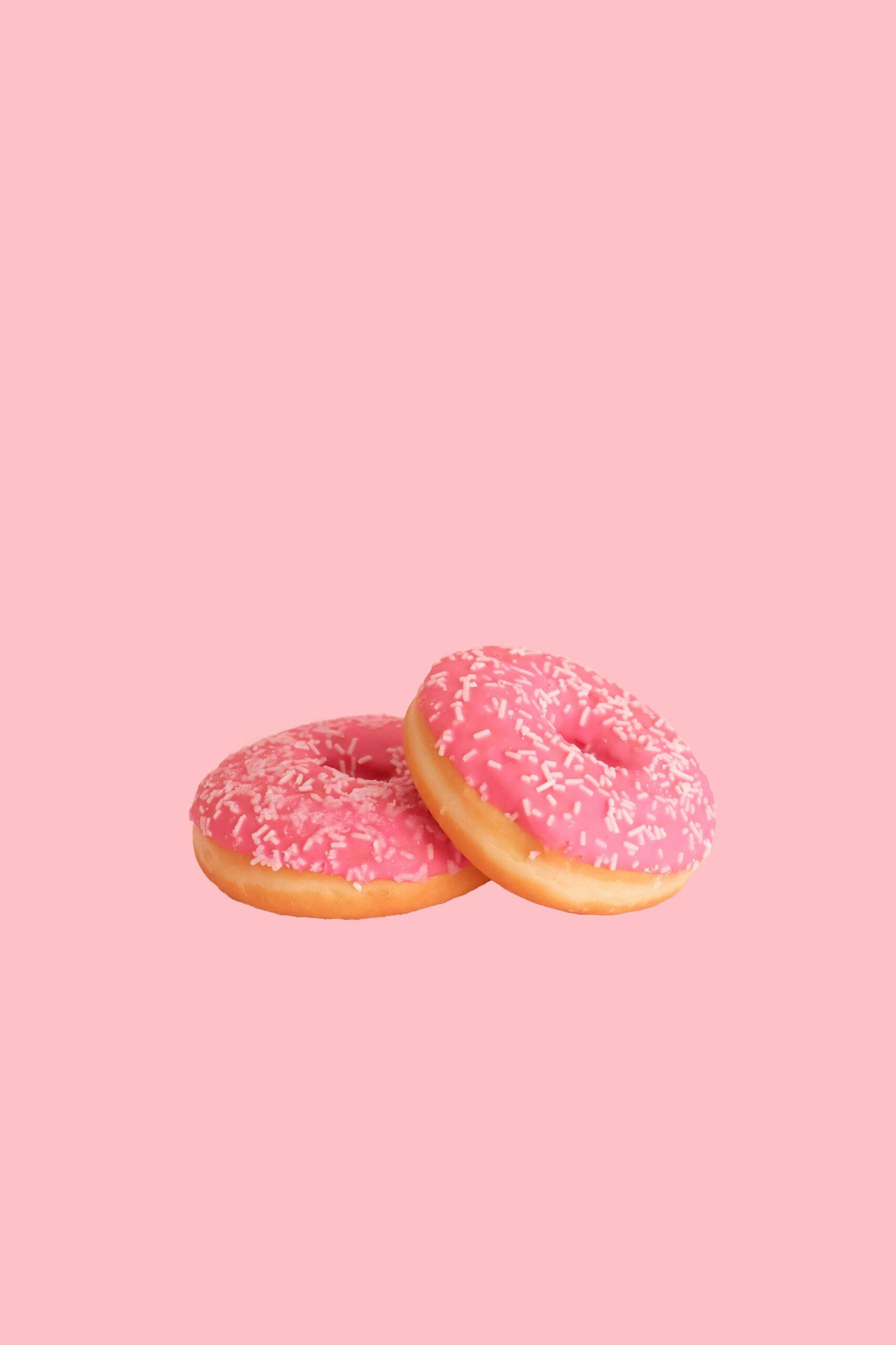 California has become the first U.S. state to ban ultra-processed foods like chips and sugary snacks from school cafeterias. The new policy prioritizes fresh, nutrient-rich options for students, aiming to improve children’s health, focus, and long-term eating habits statewide.