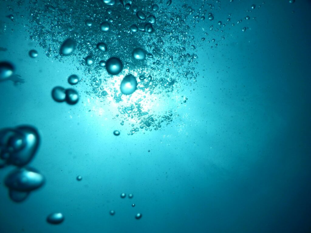 A new “bubble barrier” designed in Derby lifts hidden plastic from riverbeds to the surface for collection, protecting marine life and stopping pollution before it reaches the ocean. If successful, 42 vessels could soon clean rivers across Europe—and make the UK a global leader.