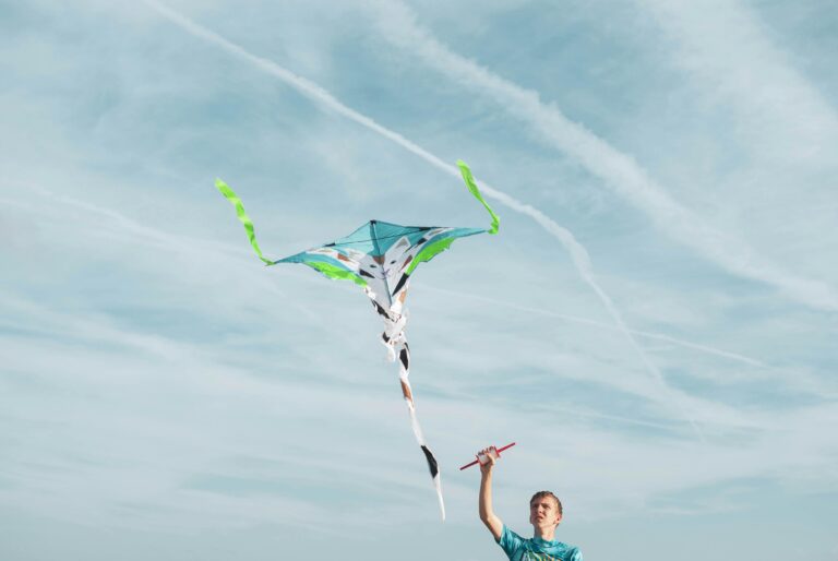On Ireland’s windswept Atlantic coast, giant mobile kites now generate clean electricity—no towers, just a yo-yo motion that powers homes off the grid. The world’s first airborne wind energy test site in Mayo is already charging batteries during storms and promising a flexible, landscape-friendly energy revolution.