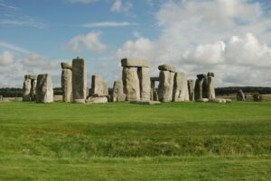 On November 14, UK charity Alabaré will host its annual Big Sleep at Stonehenge to support homeless veterans. The Salisbury-based organization runs homes across the UK offering shelter, mental-health support, and training. Last year it helped 158 veterans as referrals rose 122 %.