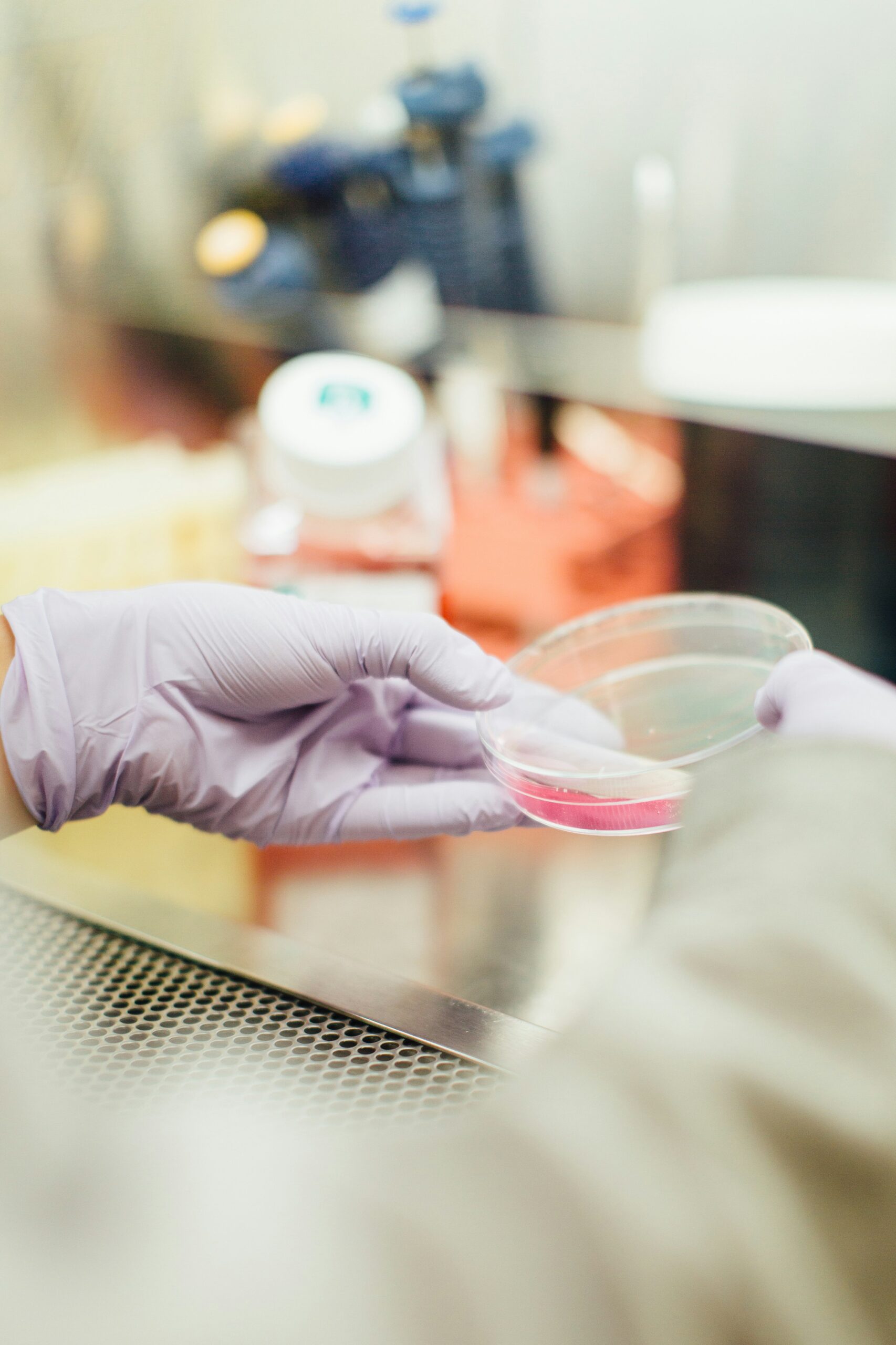 In a major clinical trial, gene therapy cut the progression of Huntington’s disease by three-quarters over three years. The treatment marks the first successful intervention for this genetic condition, giving patients and families a new path toward longer and healthier lives.