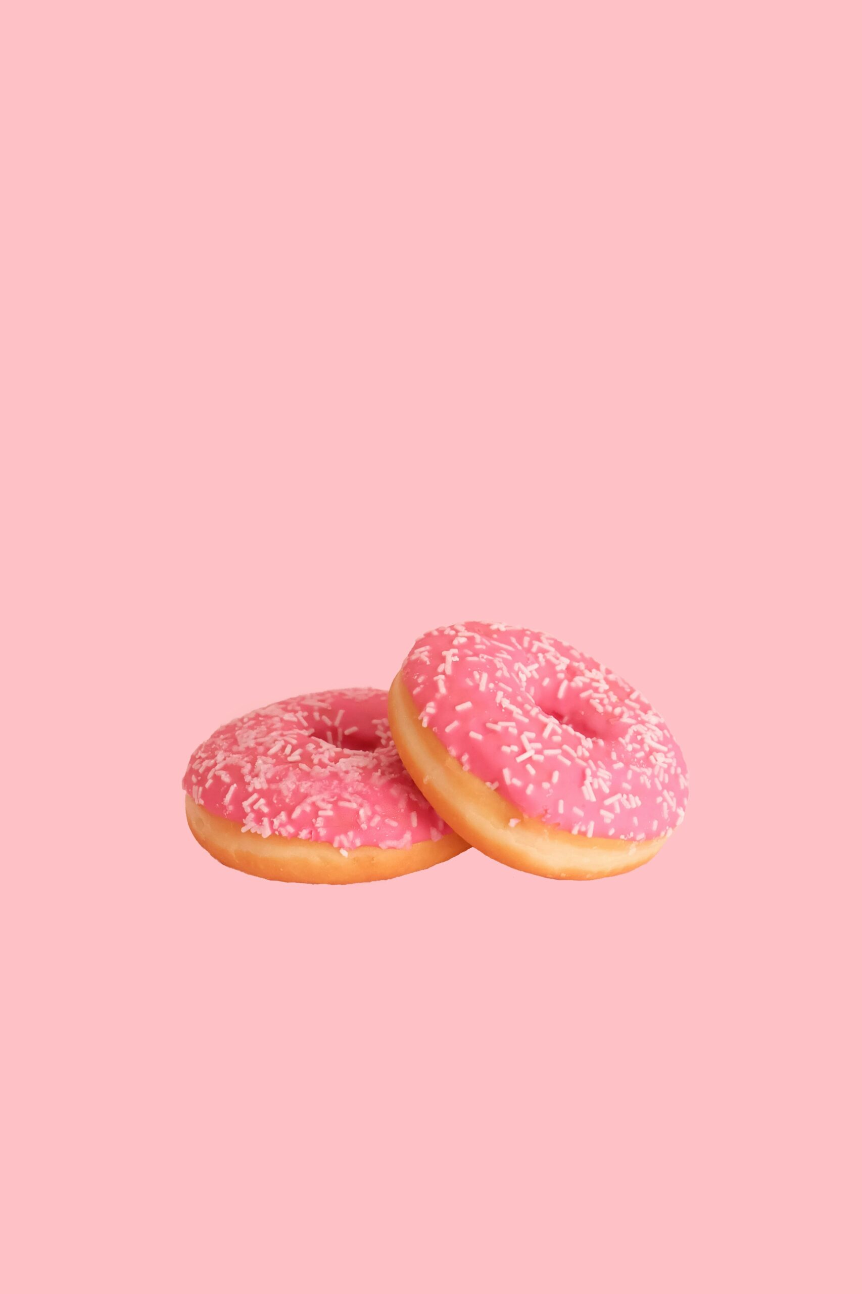California has become the first U.S. state to ban ultra-processed foods like chips and sugary snacks from school cafeterias. The new policy prioritizes fresh, nutrient-rich options for students, aiming to improve children’s health, focus, and long-term eating habits statewide.