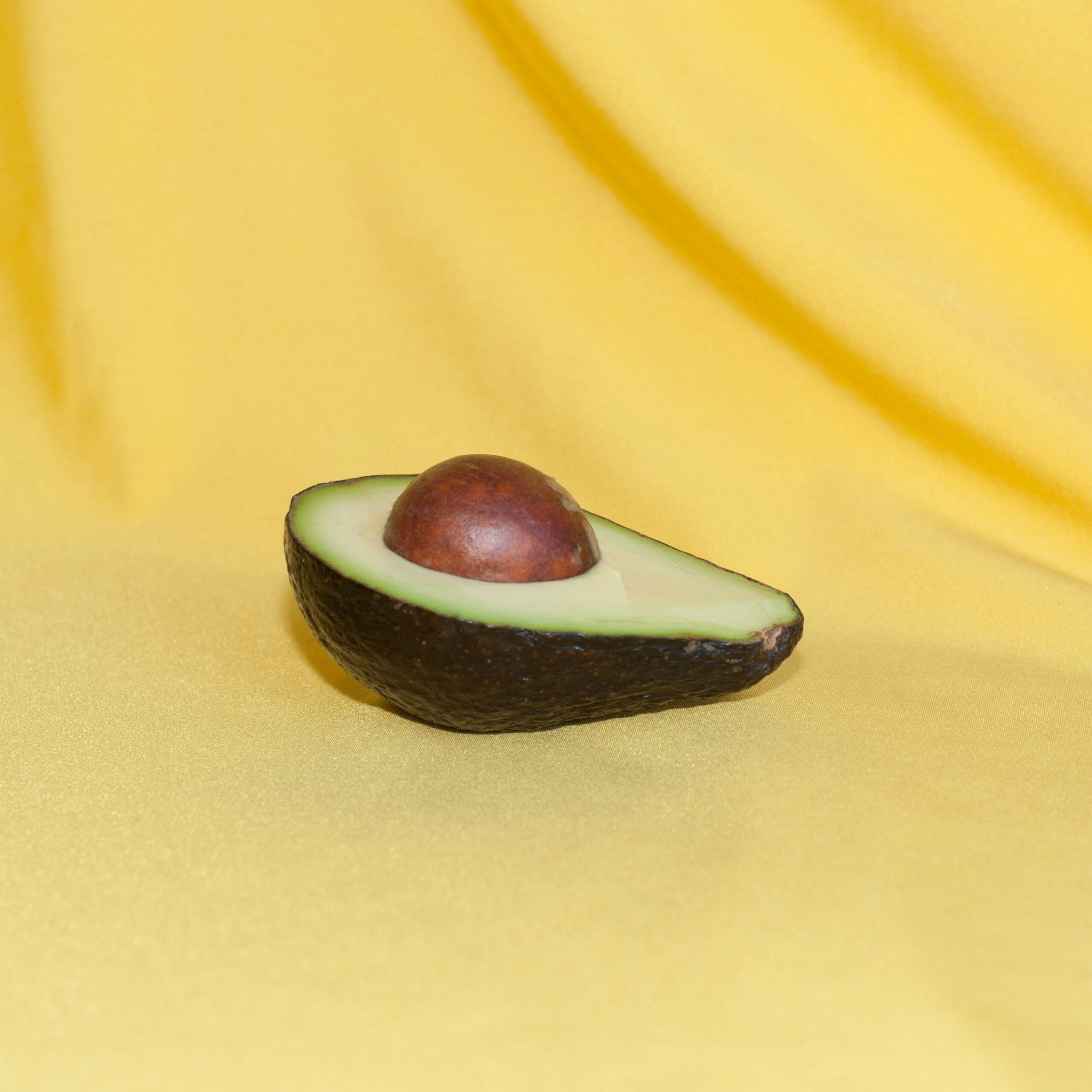 UK supermarket Tesco is testing an avocado ripeness scanner called the OneThird Avocado Scanner, developed by a Dutch company. Using infrared technology, it quickly assesses avocados' internal condition, helping shoppers determine if they're ready to eat. The trial starts this week in five stores across the UK.