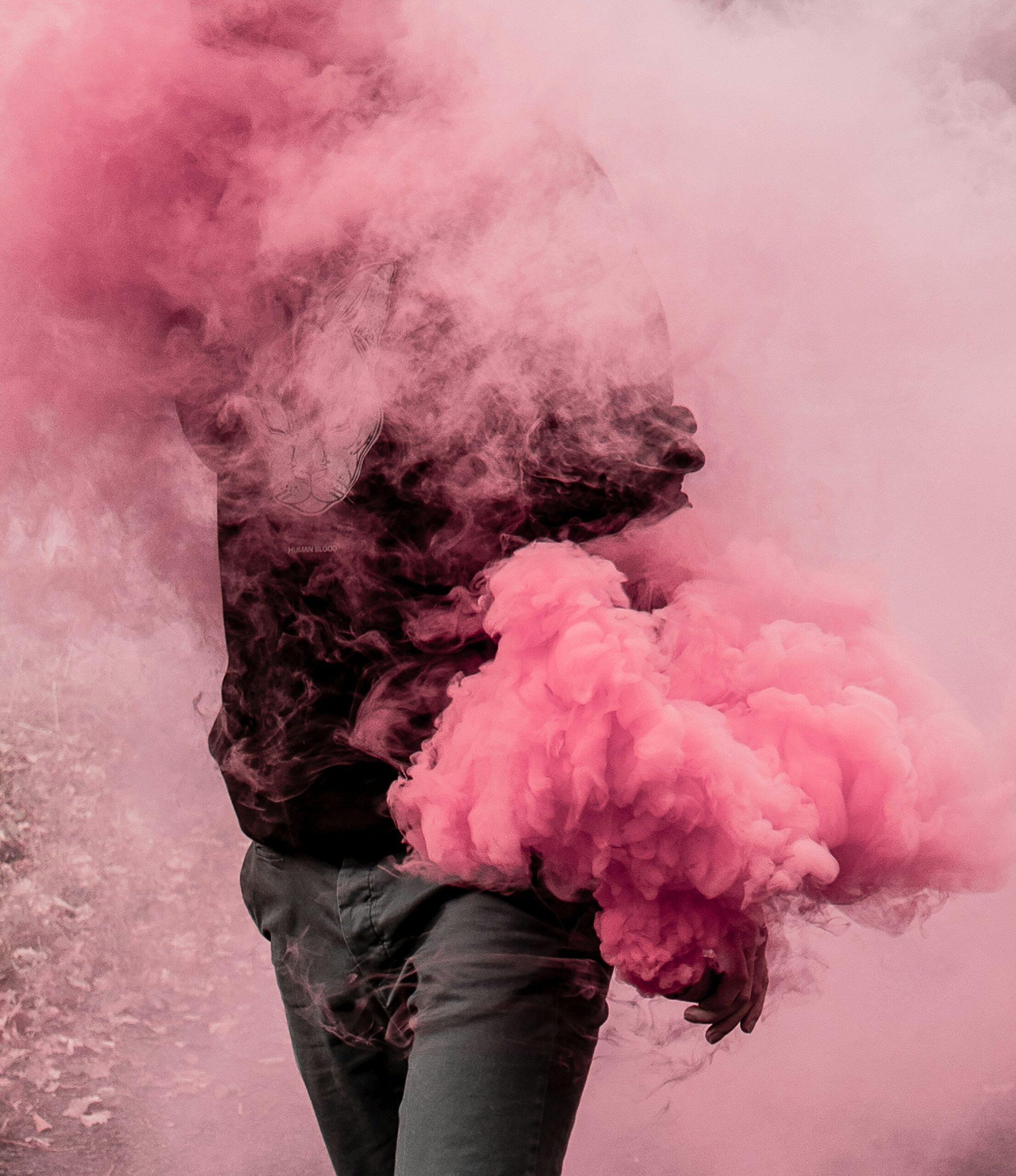 A simple yet brilliant sensor made with dye‑coated silica squares changes color upon exposure to 12 toxic gases, identifying them with 99% accuracy in just five minutes. It’s low‑cost, durable, and humidity‑proof—a practical breakthrough for environmental safety.