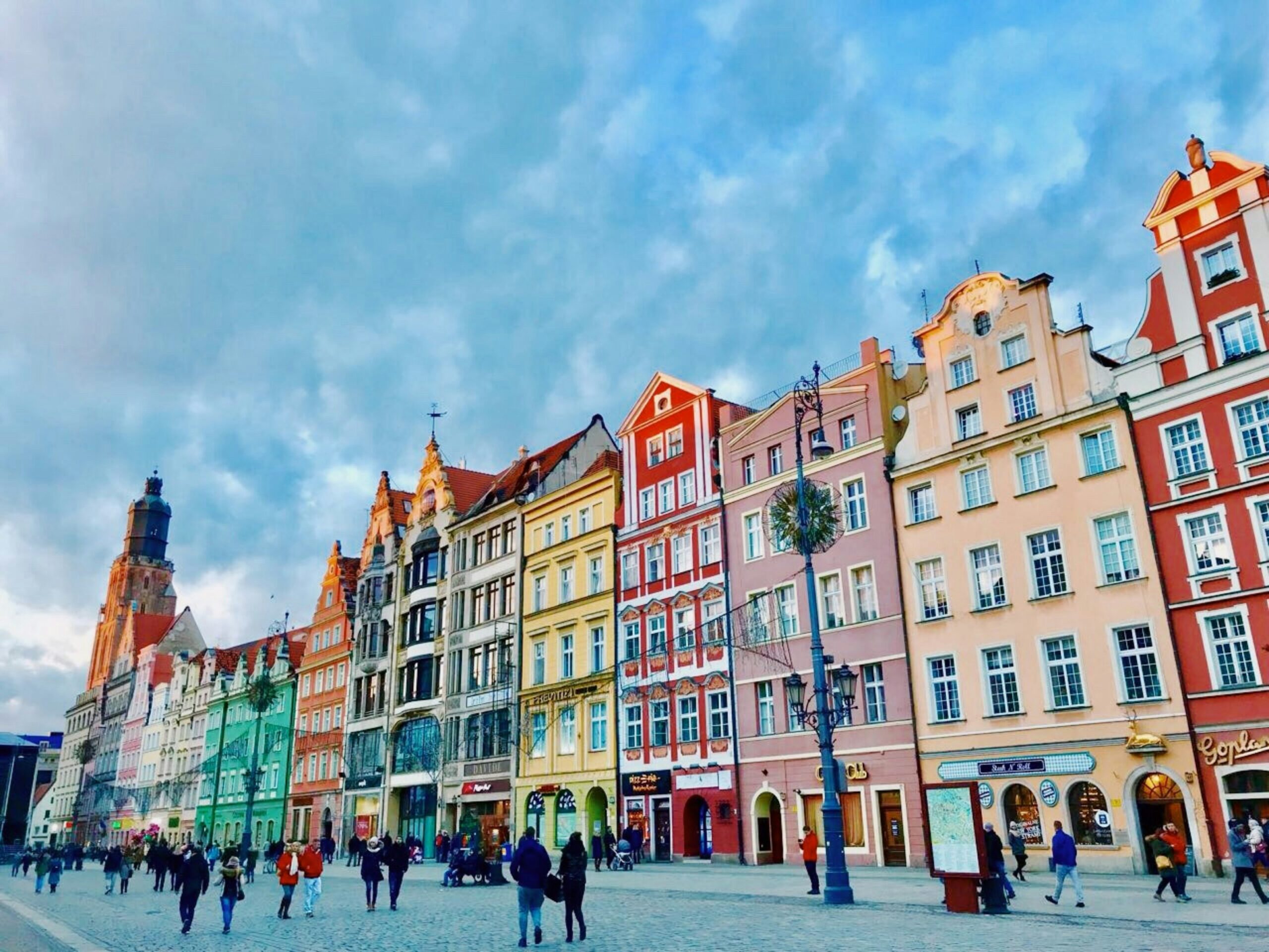 In June, renewables generated 44.1% of Poland’s electricity—just edging coal’s 43.7% share. This marks the first time renewables outpaced coal even for a month. Driven by solar, wind, and policy momentum, Poland hits a crucial benchmark in its clean‑energy transition.