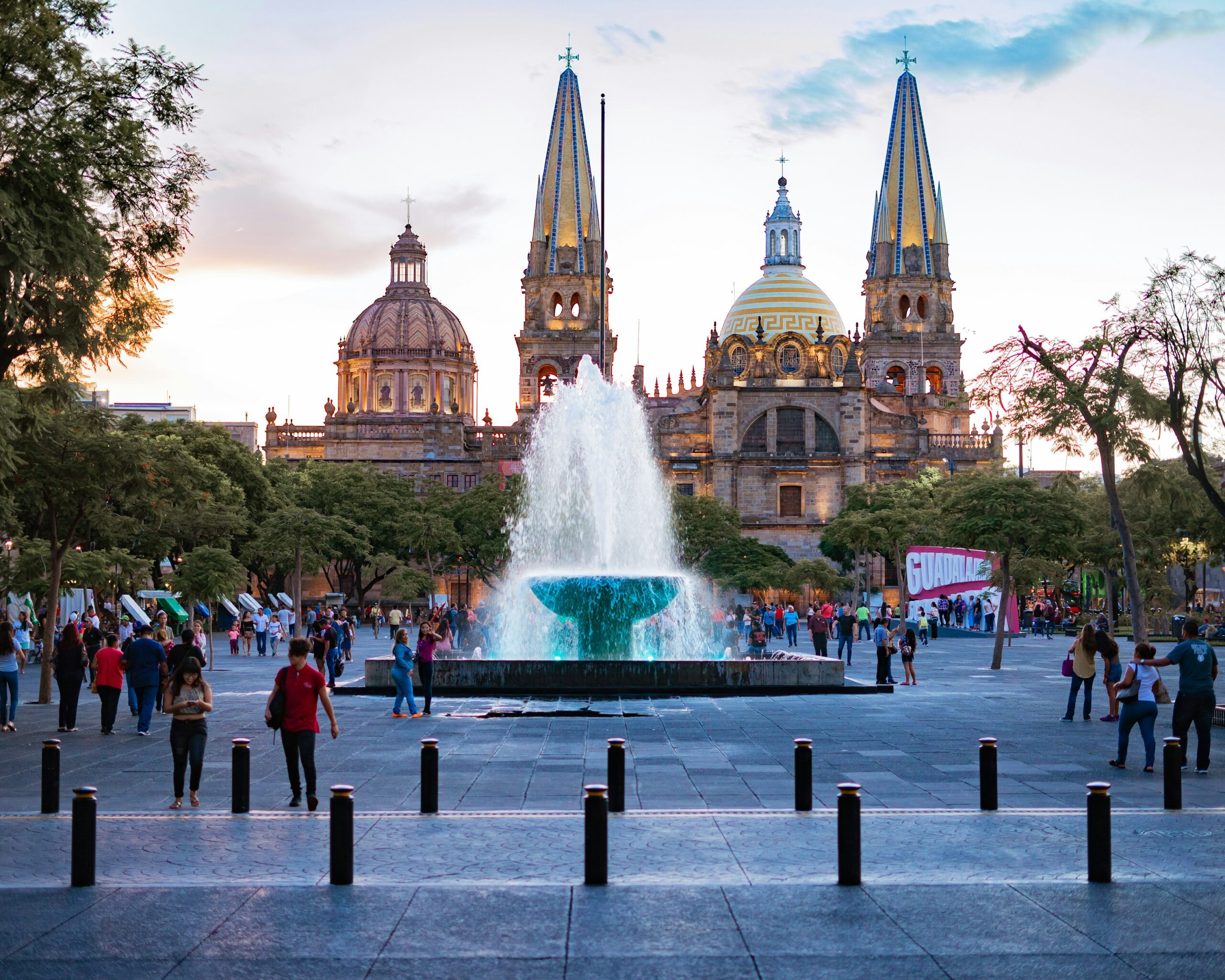 Guadalajara has inaugurated Mexico’s first Low Emission Zone in its historic center, targeting a reduction of 40,280 tonnes of CO₂. Backed by C40 Cities and the British Embassy, the initiative enhances energy efficiency, supports green jobs, and promotes cleaner urban living.