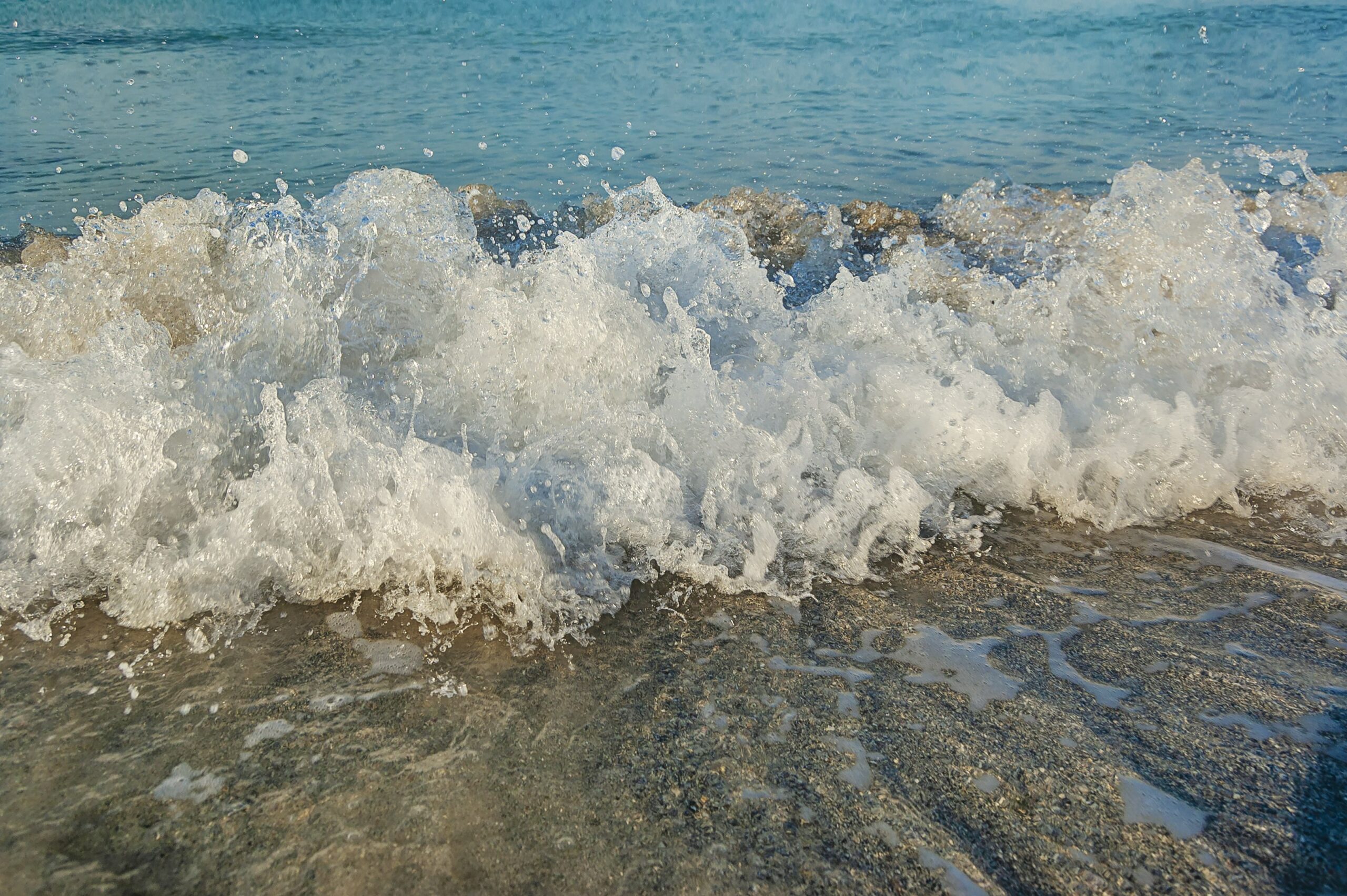 A groundbreaking platform extracts carbon from the air and hydrogen from seawater to create synthetic fuels. This innovation could reshape global energy systems and offer a cleaner alternative for hard-to-decarbonize sectors like aviation and shipping.