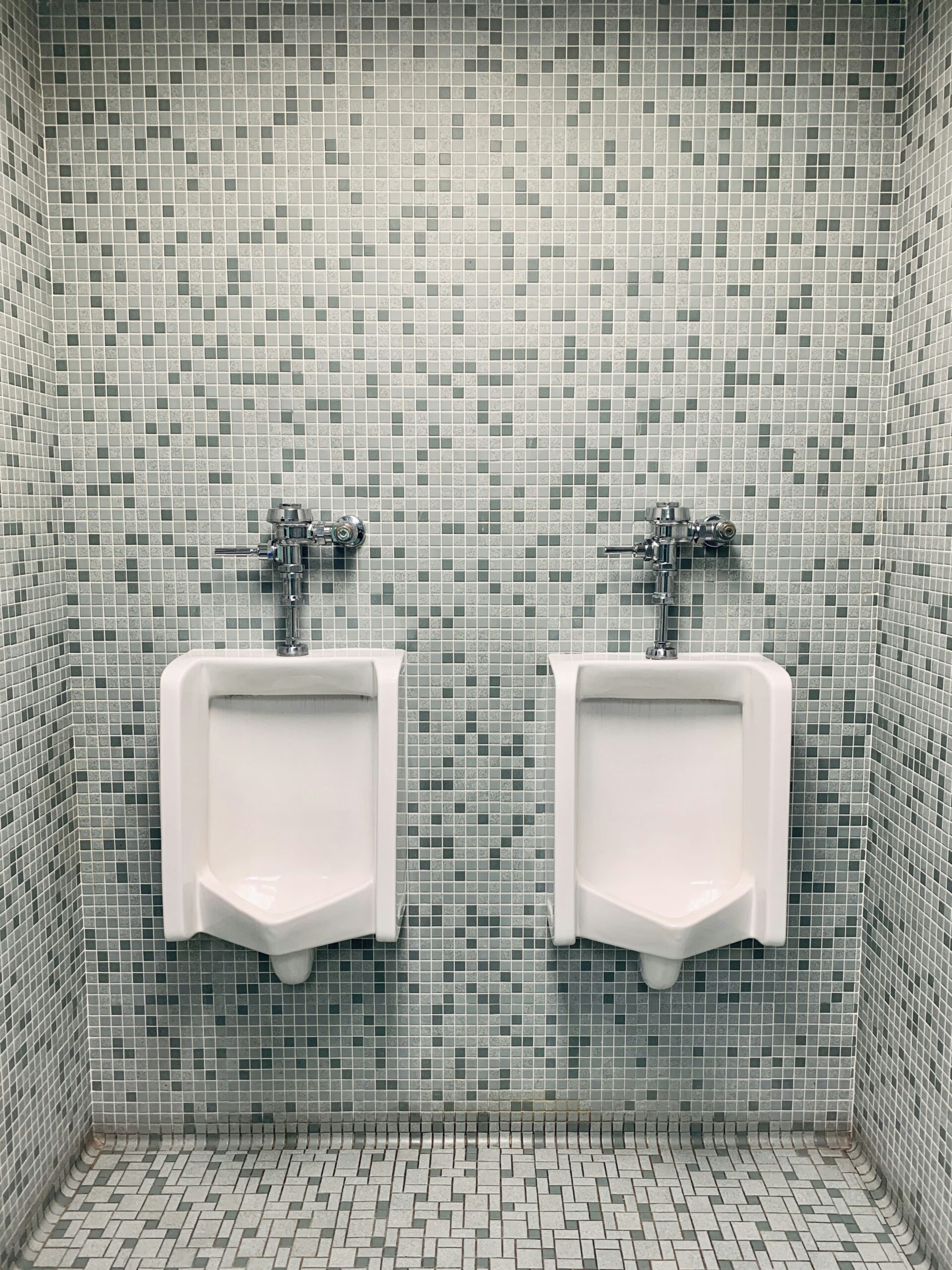The Nautilus has an adjusted impinging angle at or below 30° that avoids splashing - it also fits different heights, so it is easier for children and people who use wheelchairs to use. Its designers claim that replacing the 56 million public urinals in the US would prevent one million liters of urine from splashing onto the floor each day.