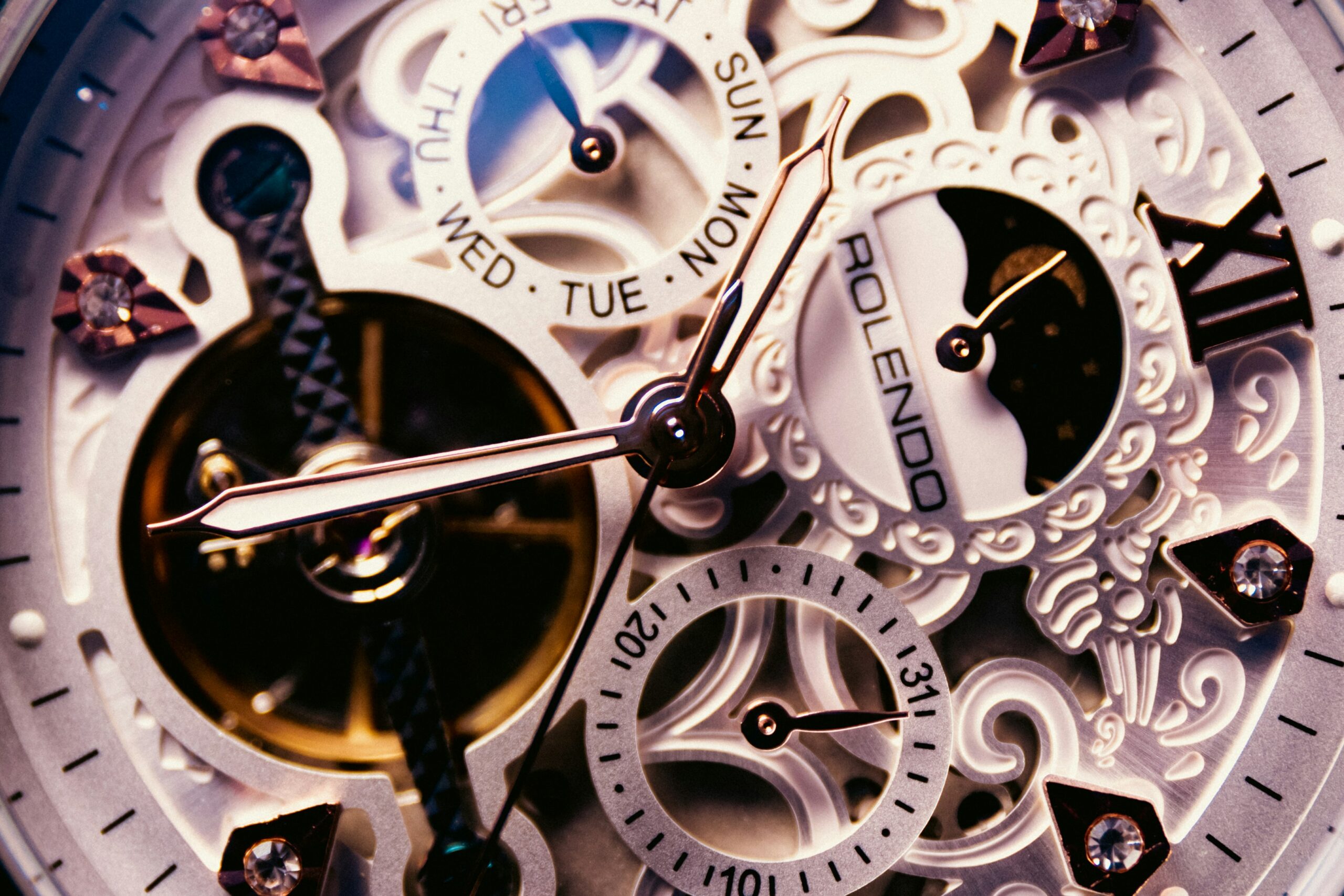 The UNA modular sports watch features modular components like straps, screen, and battery, making it easy to repair without skills or tools by simply swapping the broken parts, thus extending its lifespan. Designed for outdoor use, it supports sustainability by reducing electronic waste.