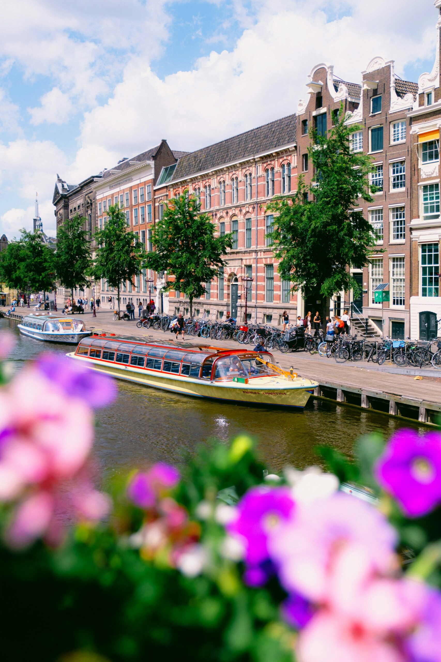 Amsterdam will install small wooden staircases along its canals—modeled on a successful Amersfoort initiative—to help cats and other small animals climb out of water. With €100,000 earmarked for “fauna exit points,” the plan prevents drownings and restores local wildlife safety.