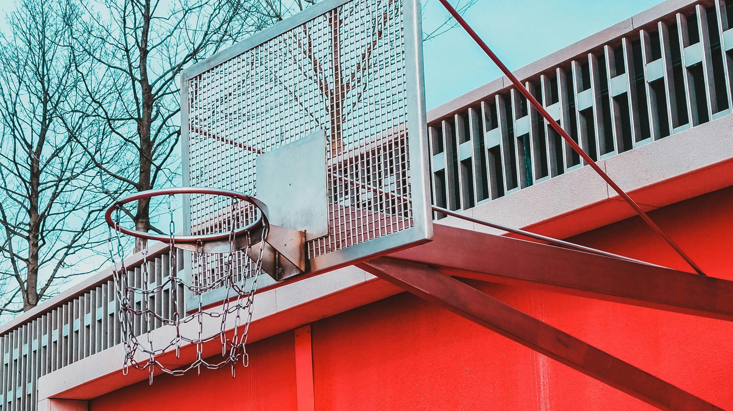 A new design by Grain Collective turns basketball courts into smart flood-resilient spaces. With a sunken playing surface that channels excess stormwater into drainage zones, the courts double as temporary basins during heavy rain — combining recreation and climate-adapted infrastructure.