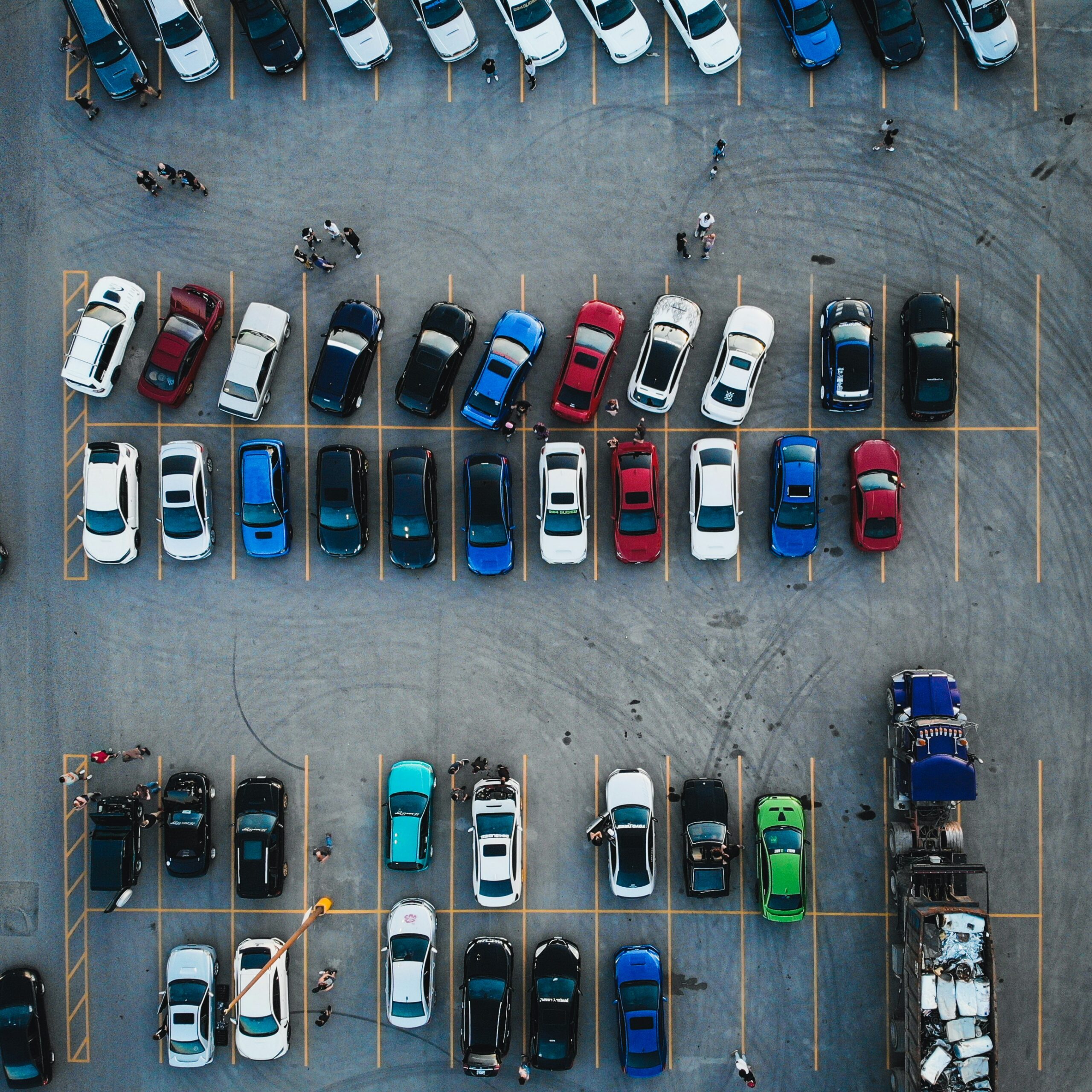 A new U.S. law will require large parking lots to include solar canopies, turning vast paved areas into clean energy producers. The initiative aims to accelerate renewable power generation, reduce emissions, and create shade and comfort for millions of drivers nationwide.