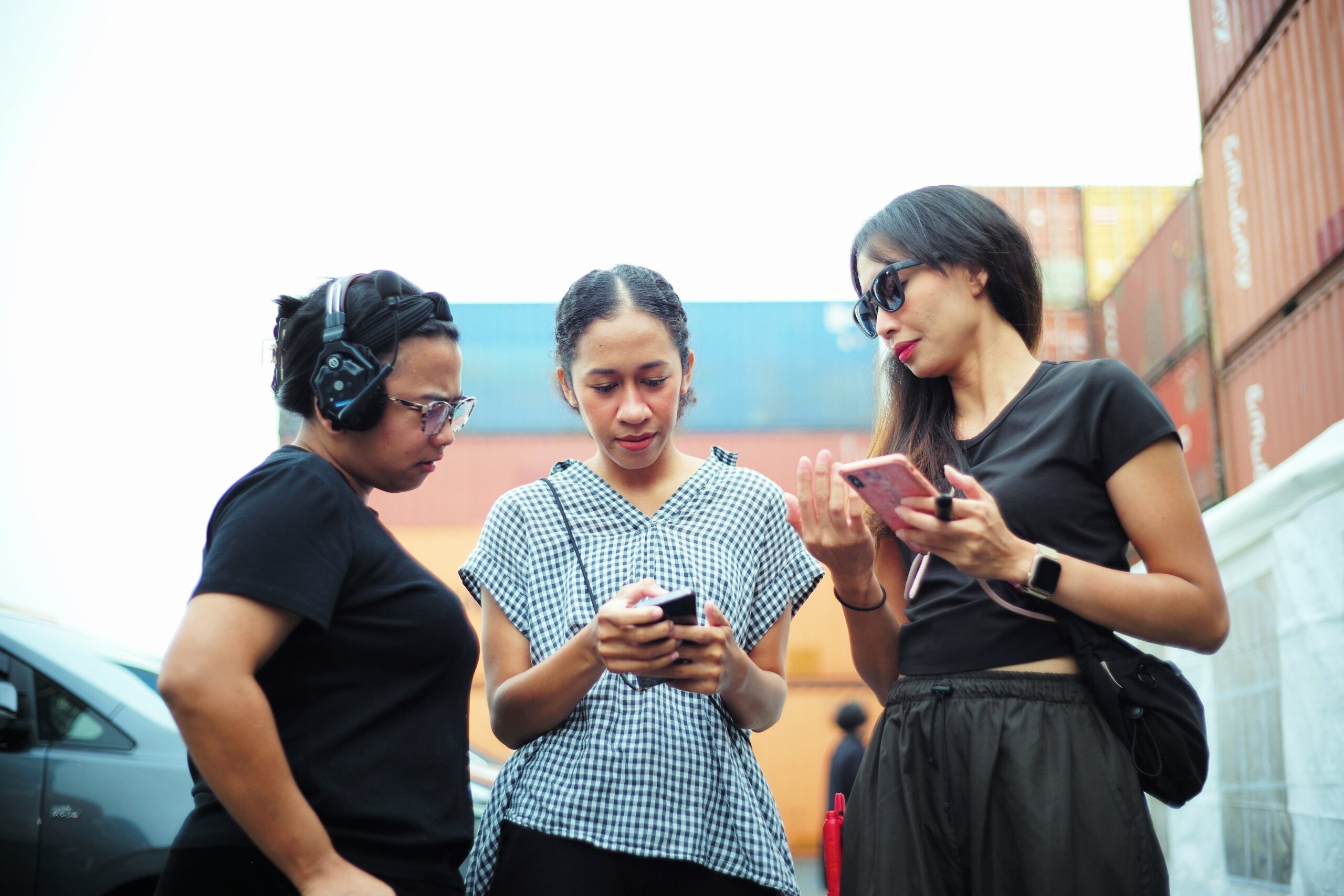 A new study finds that just one week off social media led to a 16 % drop in anxiety, 25 % fewer depression symptoms and 14 % less insomnia in adults aged 18–24. With screen time cut dramatically and mental burdens eased, the benefits came fast — no therapy required.