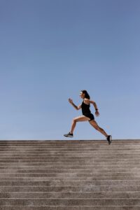 New research shows that just a few brisk minutes a day — climbing stairs, walking fast, doing chores or gardening — can cut the risk of premature death by up to 40 %, and reduce heart-disease risk by nearly half. These small, natural bursts of movement may become one of the simplest keys to long-lasting health.