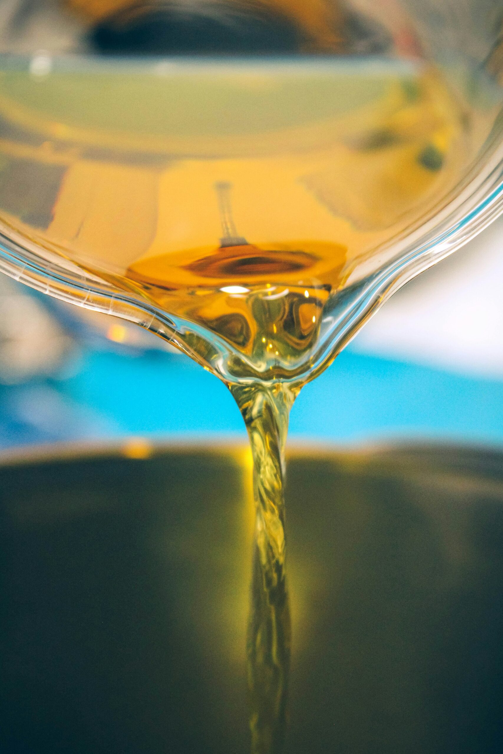 New research published in JAMA Network Open reveals that consuming just over half a tablespoon of olive oil daily reduces the risk of dementia-related death by 28%. This long-term study of 90,000 adults shows that replacing margarine or mayonnaise with this healthy fat supports brain longevity and cognitive health.