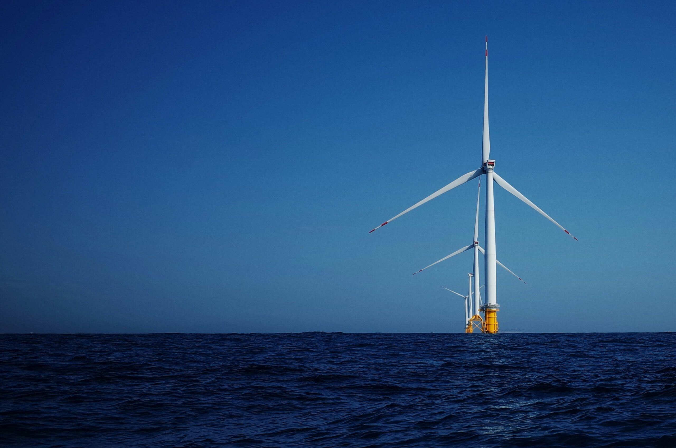 Researchers at the University of Surrey found that combining offshore wind turbines with tidal and wave energy devices on shared platforms can raise electricity output by up to 70%. The hybrid approach also lowers construction costs and improves stability, creating a steadier flow of clean power for coastal nations while reducing impacts on marine ecosystems.