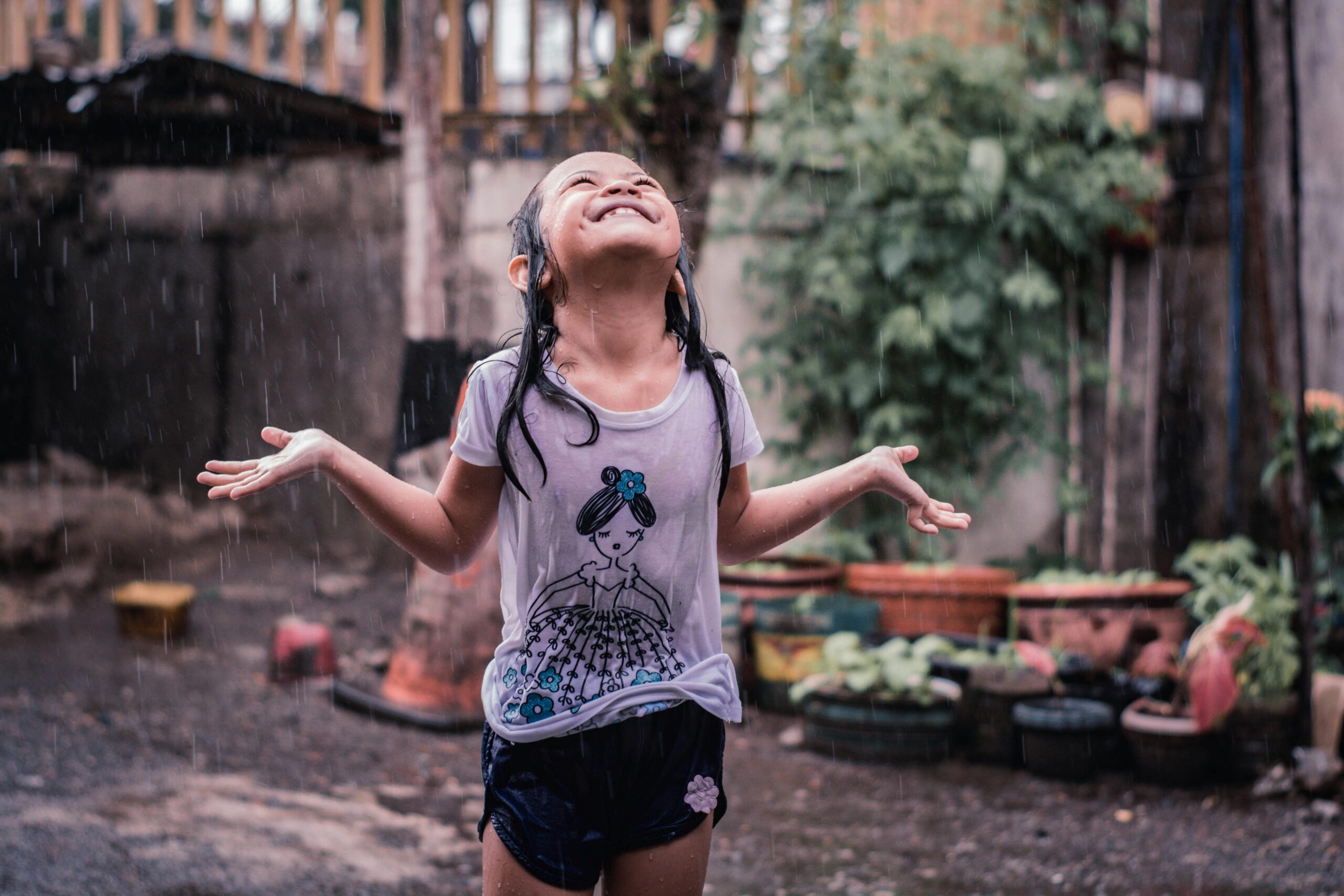New insights show that spending time outdoors in the rain can lift mood and support brain function. Cooler air, sensory stimulation and a break from routine help boost alertness, while natural light and movement contribute to improved mental clarity and emotional balance.