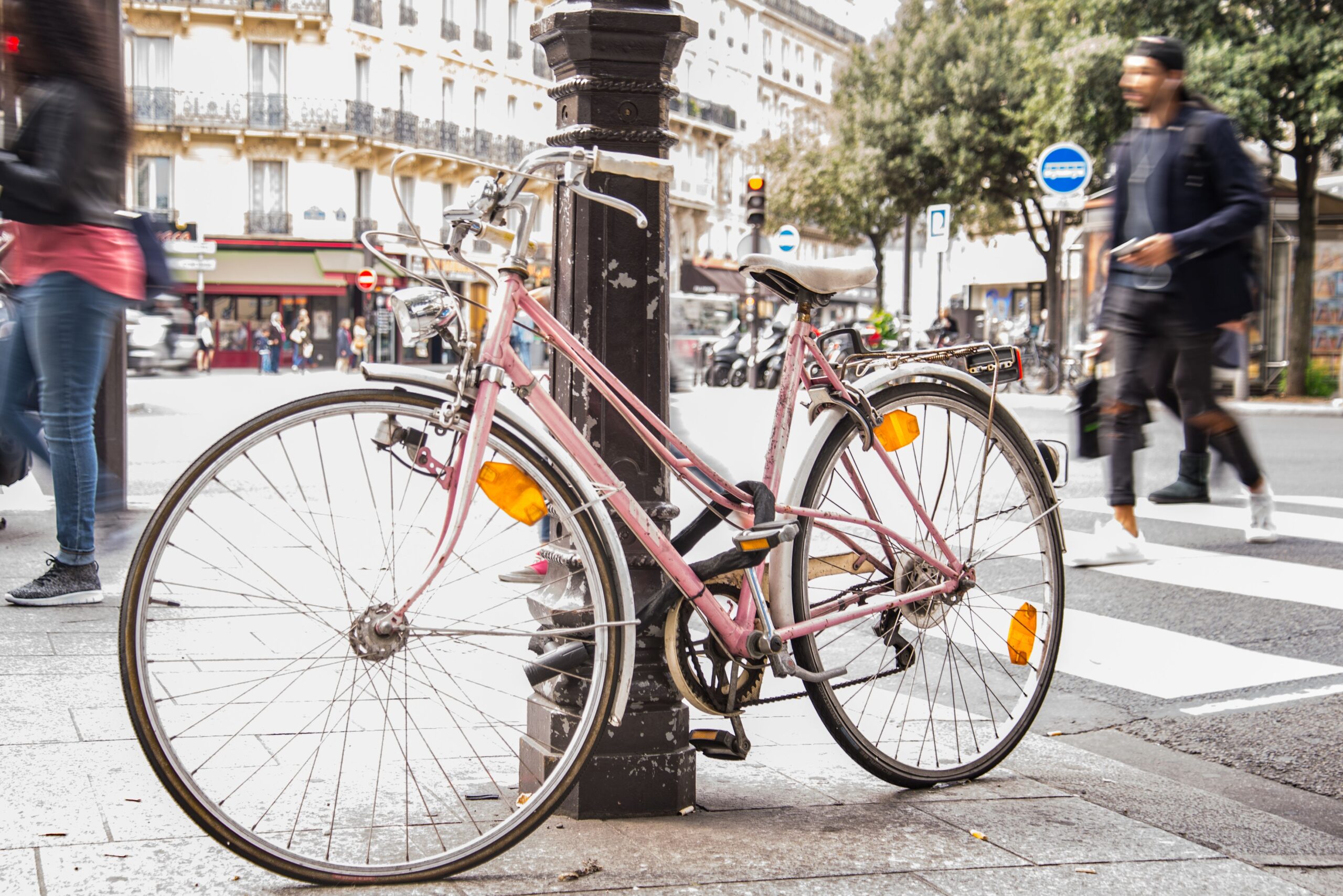 Paris will spend €200 million by 2032 to add 140 km of bicycle lanes, adapt 220 km of one-way streets for two-way cycling, and redesign 420 risky intersections. The plan responds to a 47% rise in cyclists since 2020 and aims to reduce crashes in a city where more than 1,000 cyclists were injured in 2024.