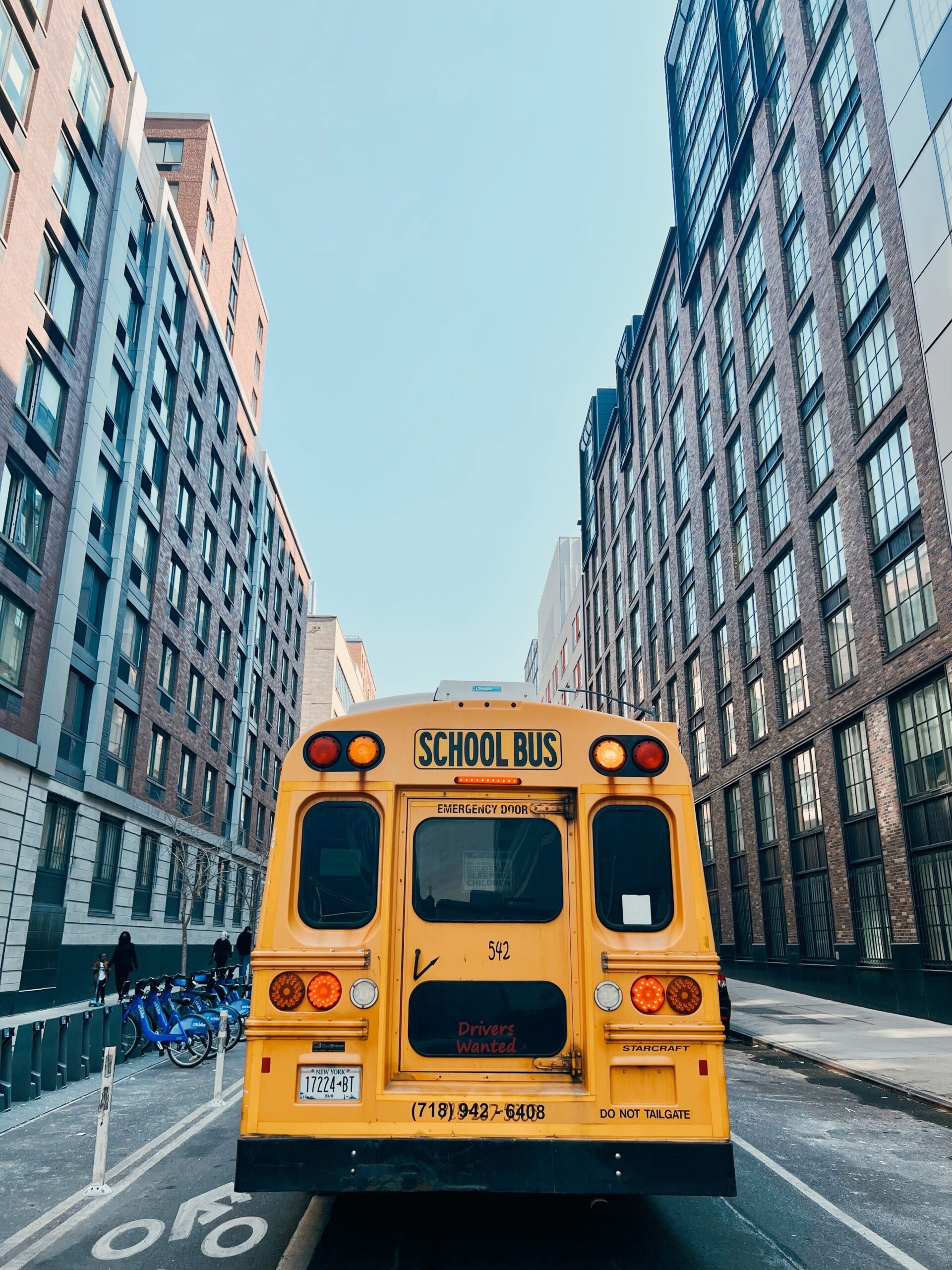 First Student will add 40 electric school buses for NYC Public Schools in Brooklyn and Queens after a Con Edison-backed charging project cut infrastructure costs by 20%. Its above-ground system avoids trenching in paved yards, while off-peak charging software aims to lower energy costs and reduce pressure on the grid.