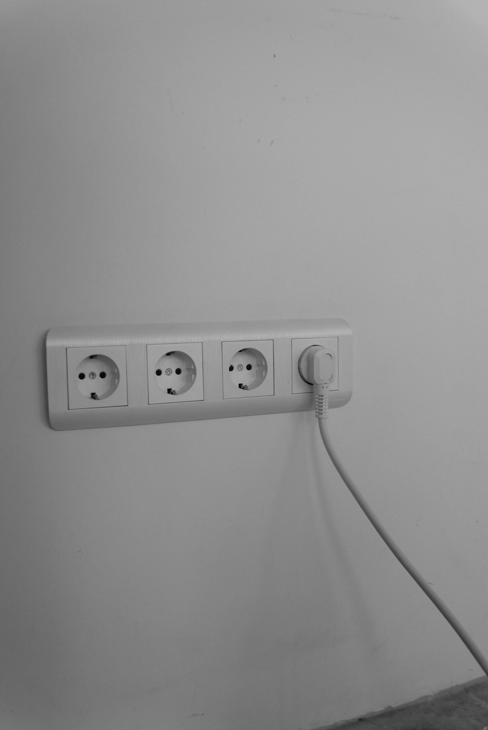 California has joined nine other US states in easing rules for plug-in solar panels, small systems that connect through a wall outlet and can suit balconies as well as houses. Typically one to three panels, they can cover 10 to 30 percent of an average home’s electricity use, lowering bills without rooftop installation.