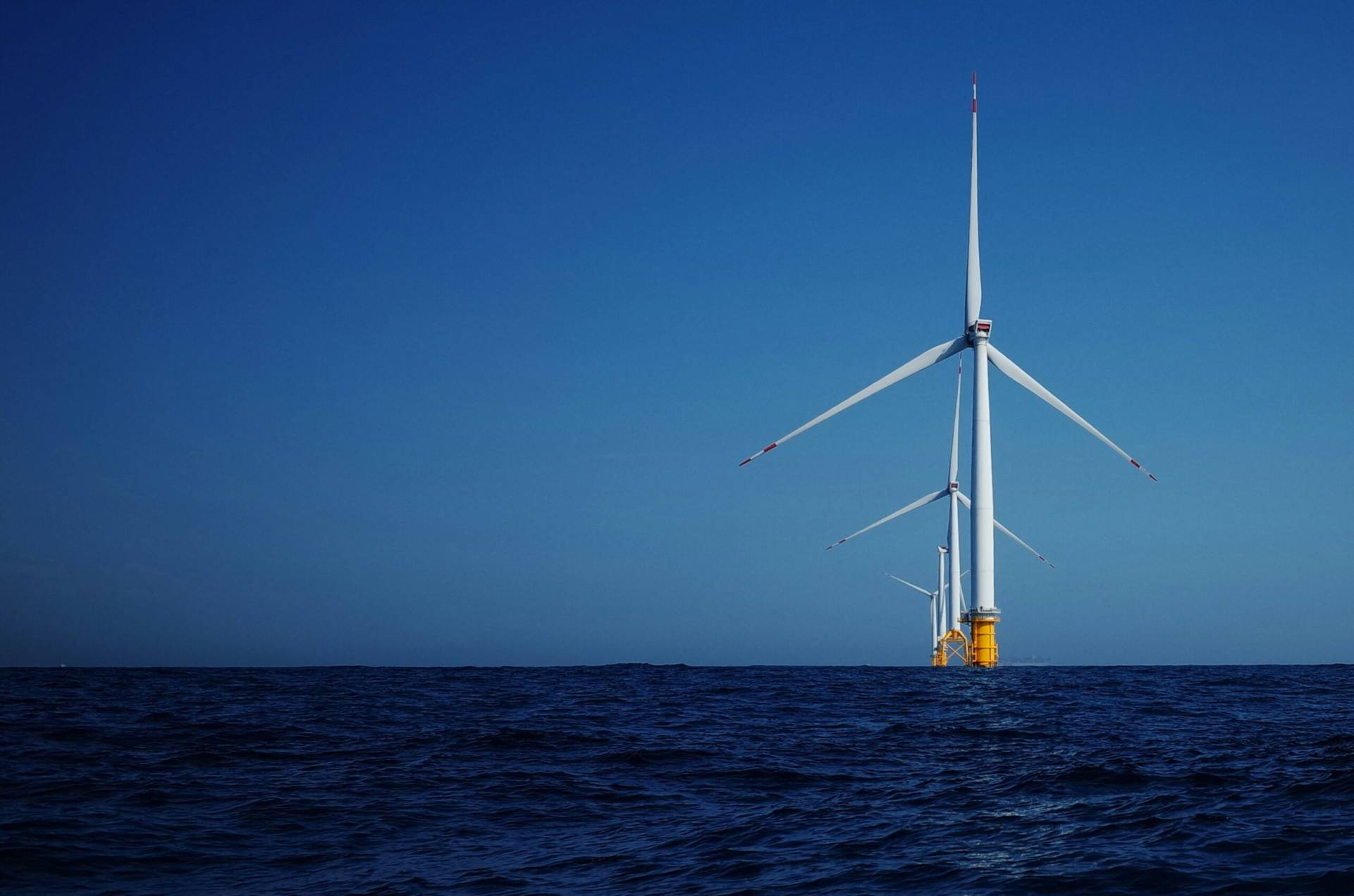 Researchers at the University of Surrey found that combining offshore wind turbines with tidal and wave energy devices on shared platforms can raise electricity output by up to 70%. The hybrid approach also lowers construction costs and improves stability, creating a steadier flow of clean power for