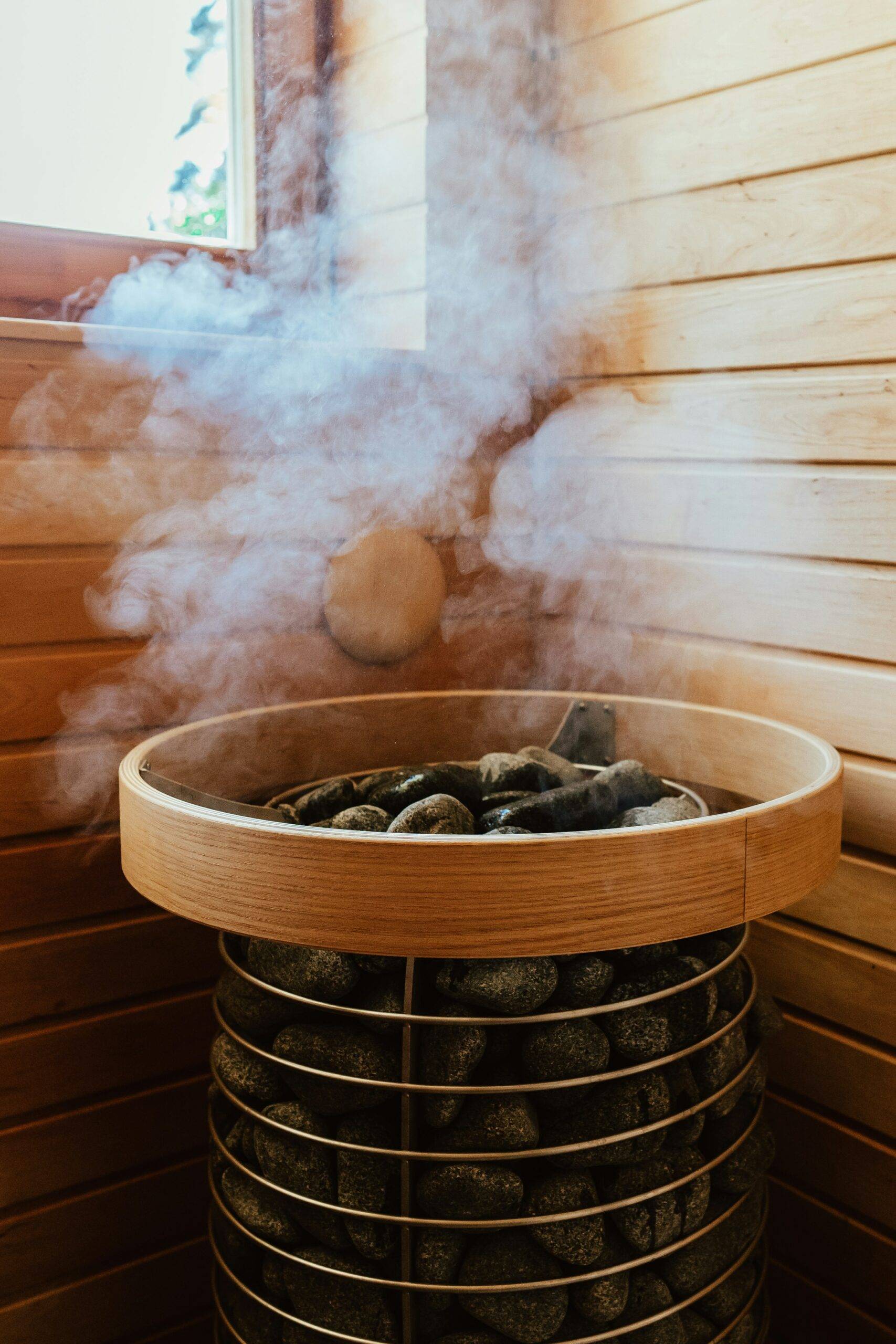 Finnish research shows that a single 30-minute sauna session increases the number of white blood cells circulating in the bloodstream, quickly mobilizing the body's defenses and keeping the immune system alert. The effect mirrors the immune response triggered by exercise.